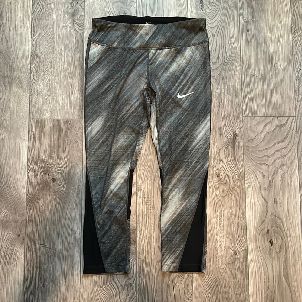 Gray stripe patterned Nike running cropped/capri leggings
